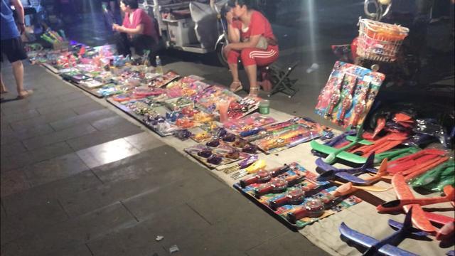 夜市小掌柜 11歲孩童暑期擺攤賣玩具的成長啟示