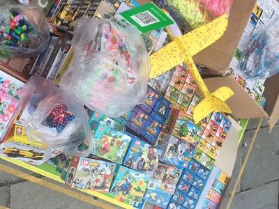 恩施教師攜子地攤初體驗 一月玩具生意回本微賺，方知商海艱辛